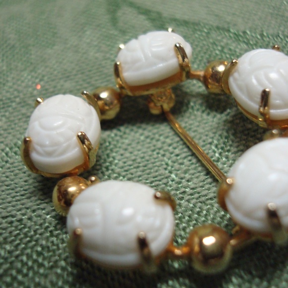 VTG WHITE Scarab Beetle ROUND BROOCH - Picture 2 of 4